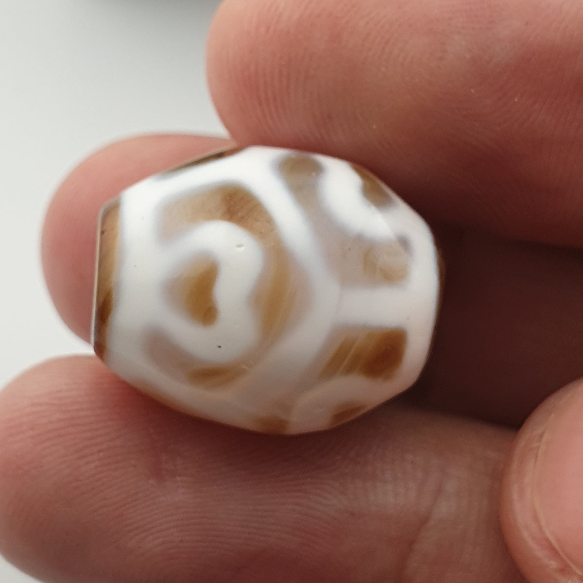 Amulette Perle d'Agate Ancienne du Tibet Motif Vase au Trésor de l'Himalaya