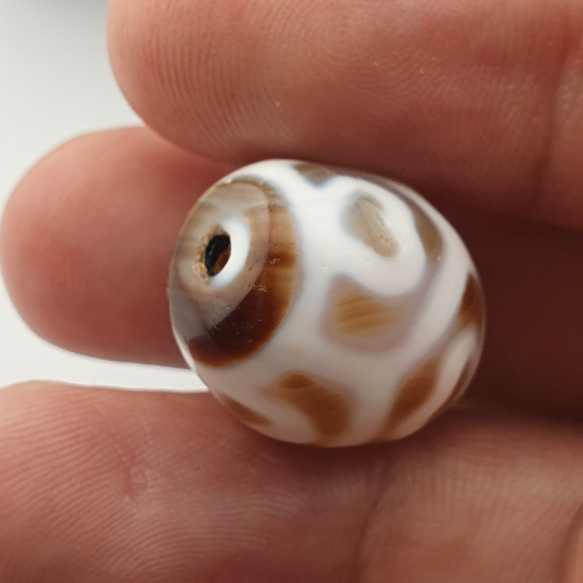 Amulette Perle d'Agate Ancienne du Tibet Motif Vase au Trésor de l'Himalaya