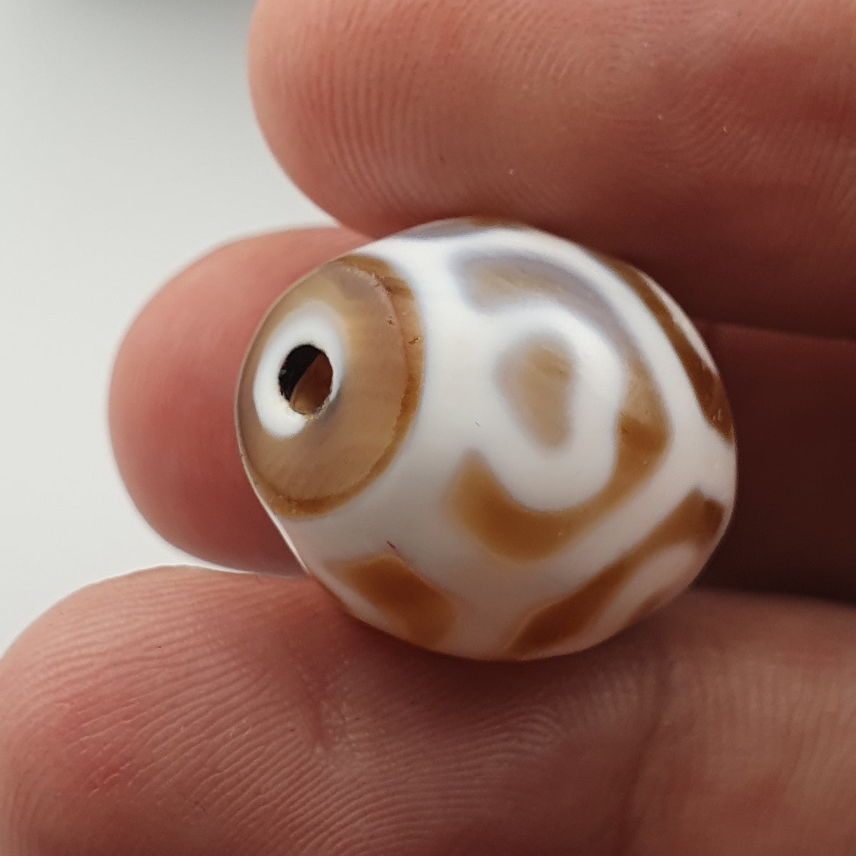 Amulette Perle d'Agate Ancienne du Tibet Motif Vase au Trésor de l'Himalaya