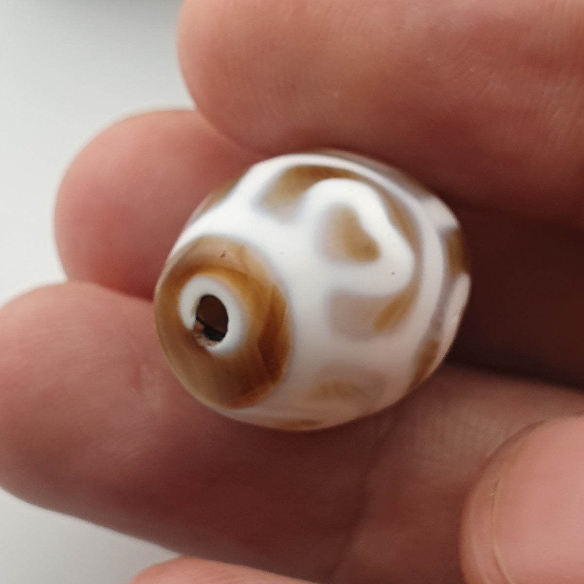 Amulette Perle d'Agate Ancienne du Tibet Motif Vase au Trésor de l'Himalaya