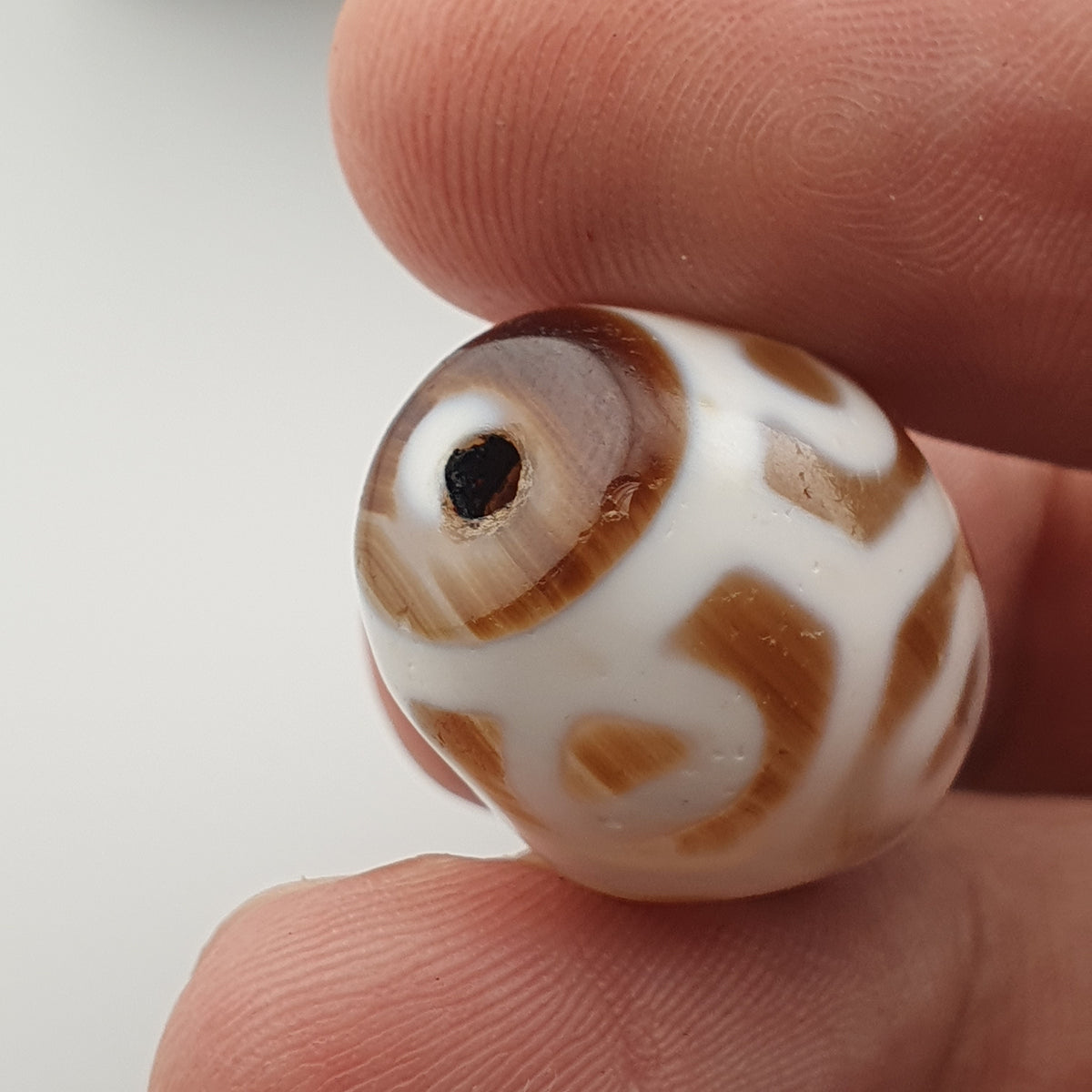 Amulette Perle d'Agate Ancienne du Tibet Motif Vase au Trésor de l'Himalaya