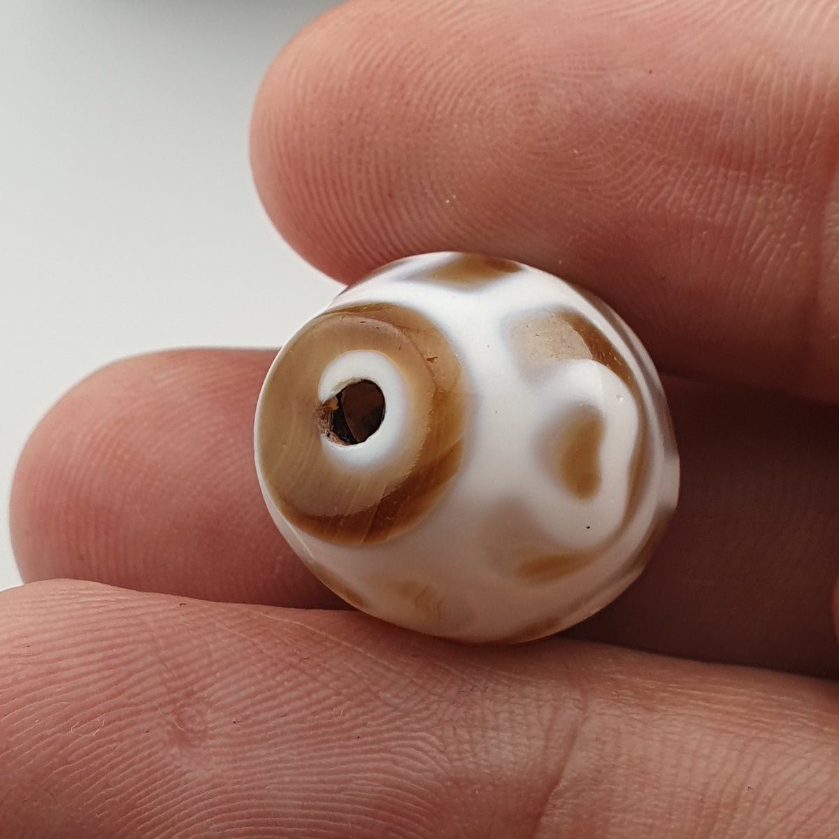 Amulette Perle d'Agate Ancienne du Tibet Motif Vase au Trésor de l'Himalaya
