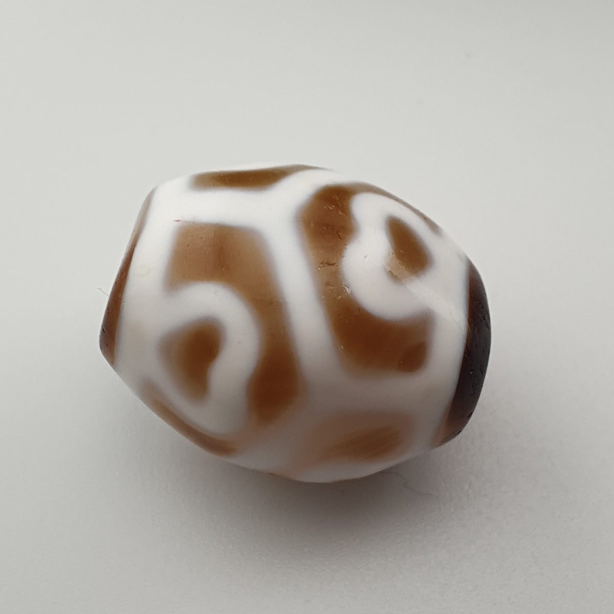 Amulette Perle d'Agate Ancienne du Tibet Motif Vase au Trésor de l'Himalaya