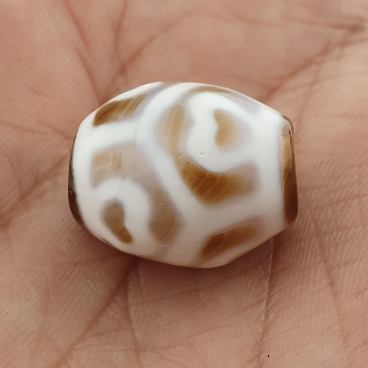 Amulette Perle d'Agate Ancienne du Tibet Motif Vase au Trésor de l'Himalaya