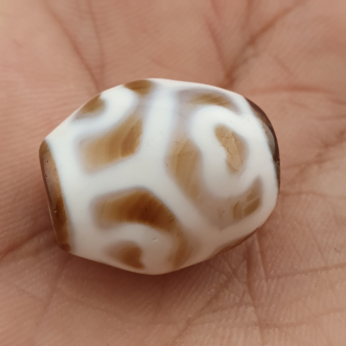 Amulette Perle d'Agate Ancienne du Tibet Motif Vase au Trésor de l'Himalaya