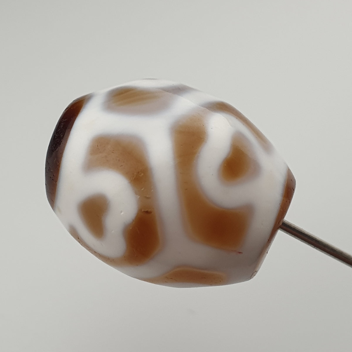 Amulette Perle d'Agate Ancienne du Tibet Motif Vase au Trésor de l'Himalaya