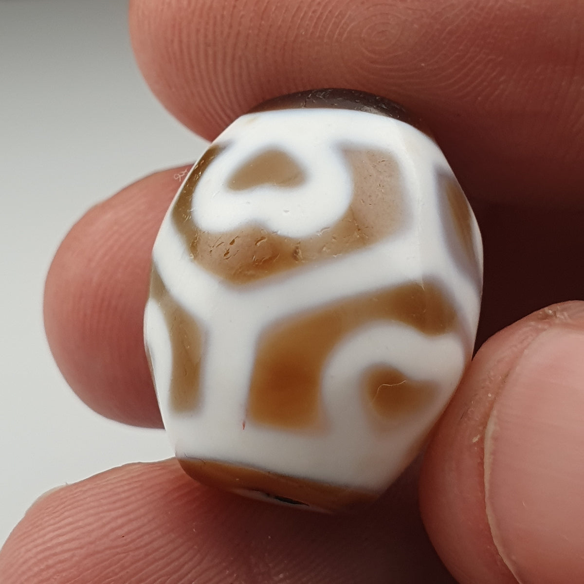 Amulette Perle d'Agate Ancienne du Tibet Motif Vase au Trésor de l'Himalaya