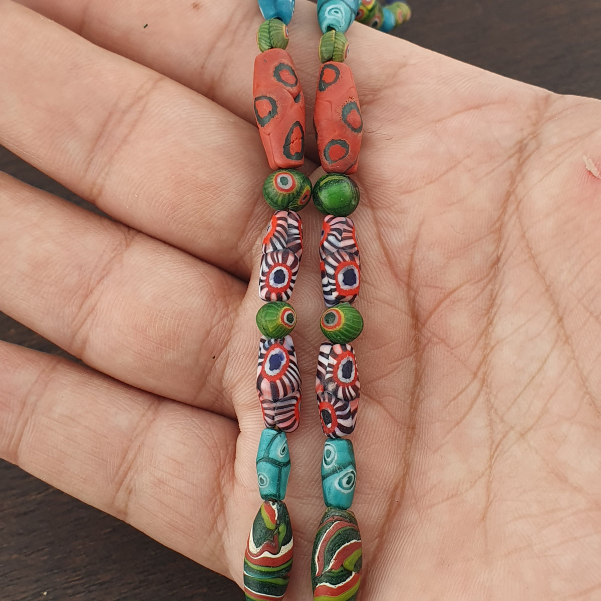 Vintage Halskette mit kleinen Glasperlen im venezianischen Stil mit altem Vogel-Design