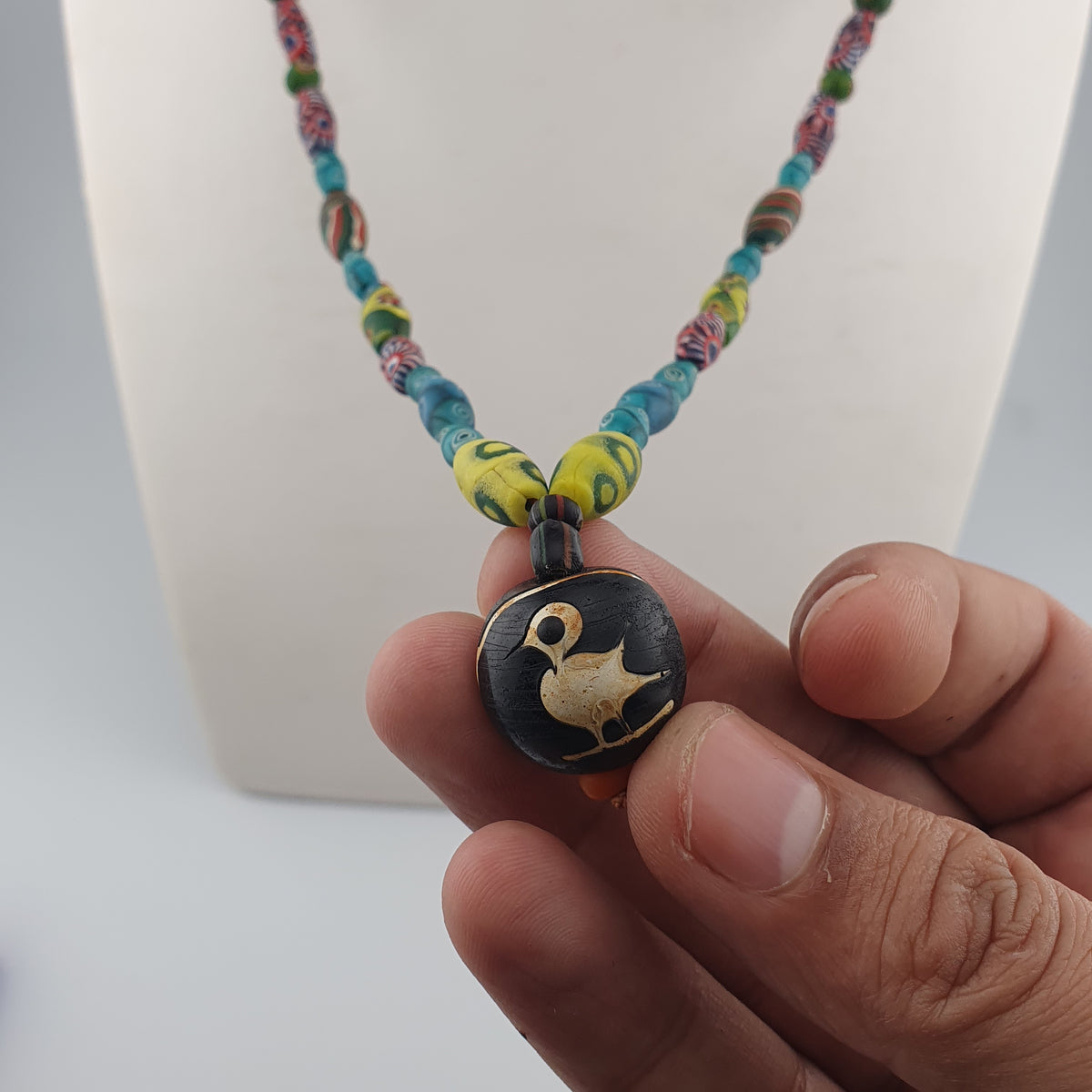 Vintage Halskette mit kleinen Glasperlen im venezianischen Stil mit altem Vogel-Design