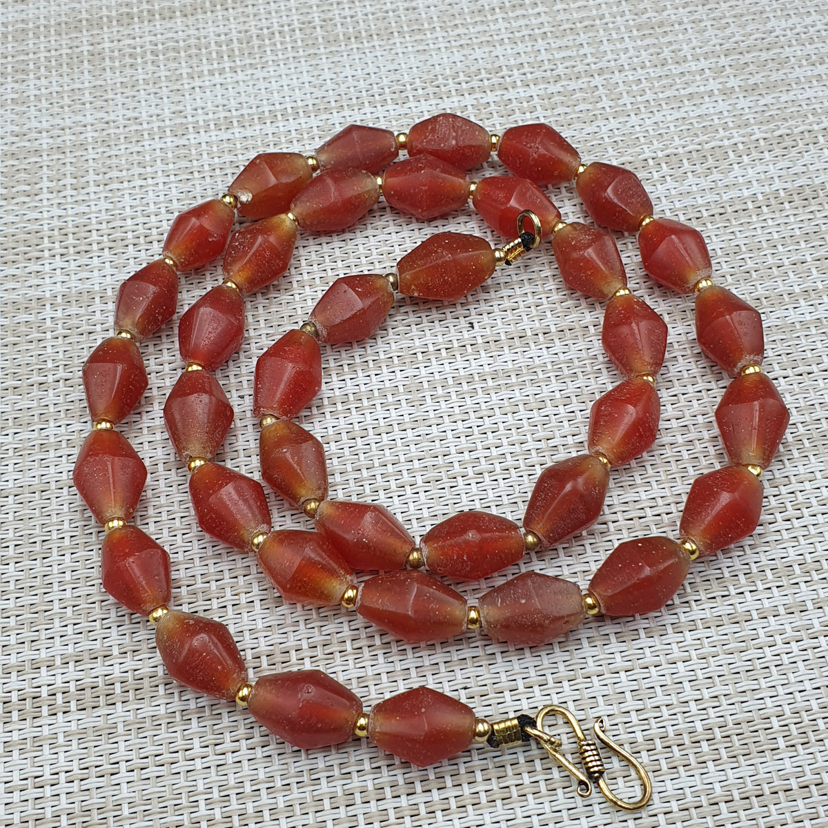 Vintage Atemberaubende Halskette aus altem Glas im Karneol-Stil