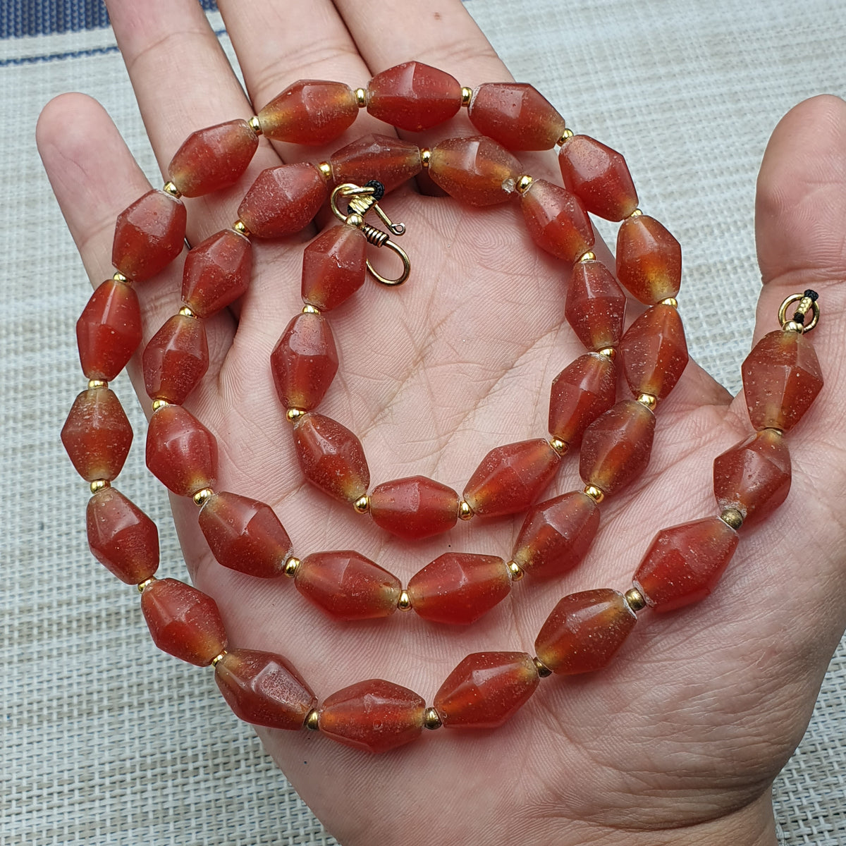 Vintage Atemberaubende Halskette aus altem Glas im Karneol-Stil