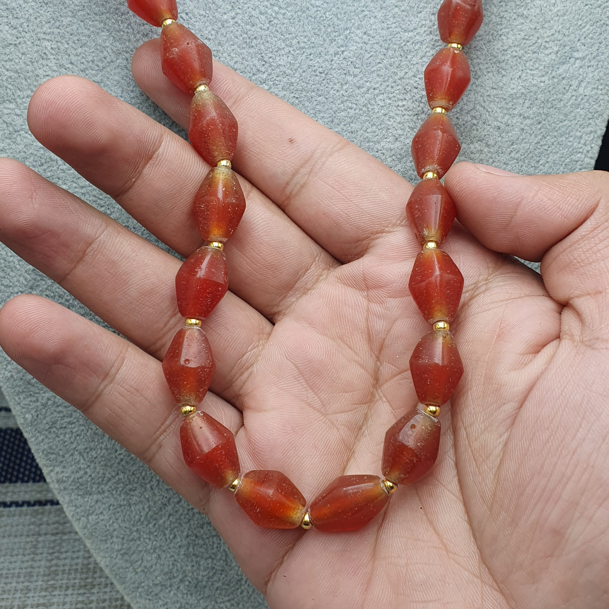 Vintage Atemberaubende Halskette aus altem Glas im Karneol-Stil
