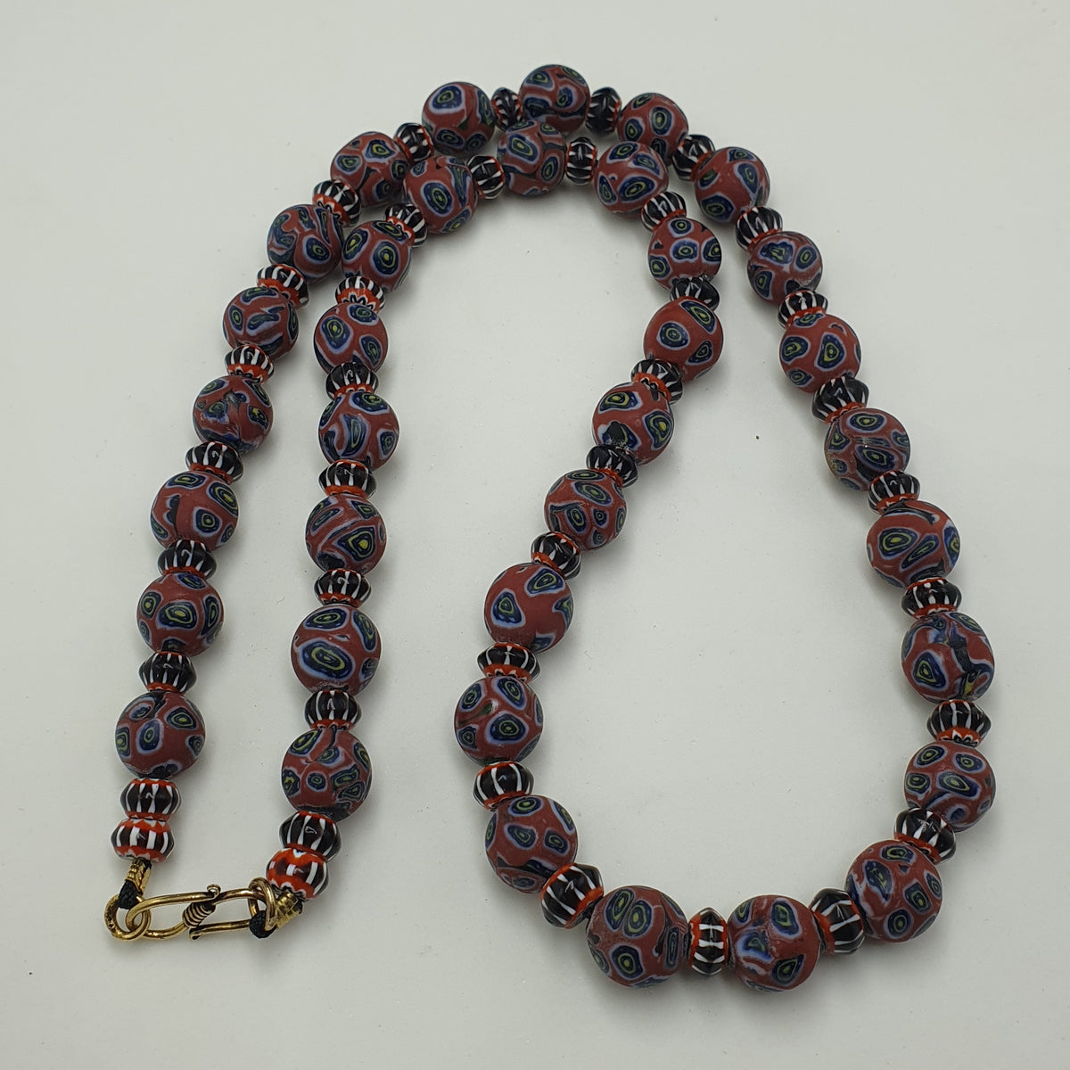 Collier de perles de verre antiques style vénitien (yeux et chevrons)