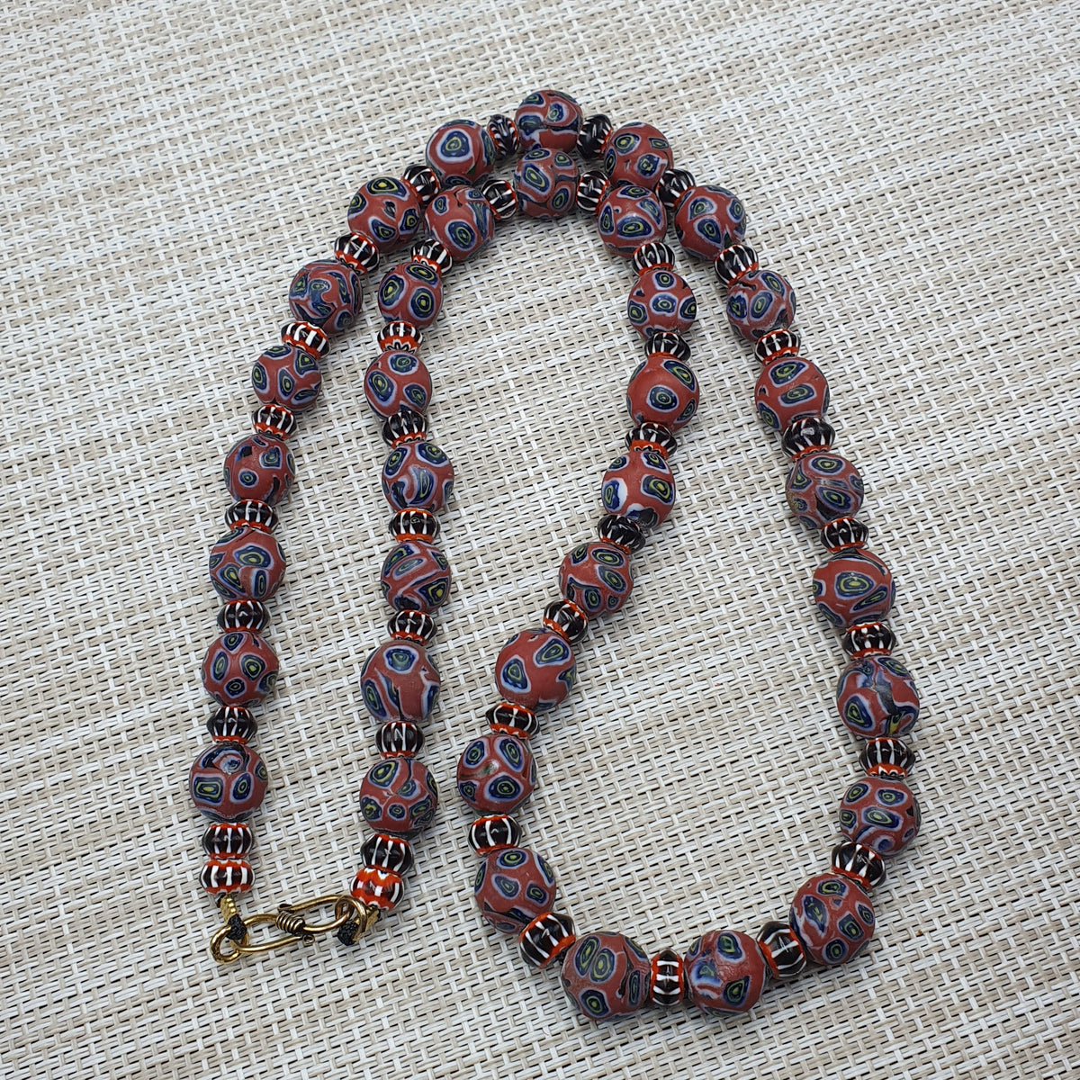 Collier de perles de verre antiques style vénitien (yeux et chevrons)