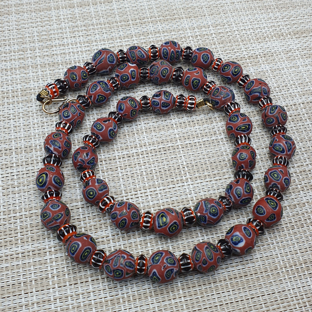 Collier de perles de verre antiques style vénitien (yeux et chevrons)
