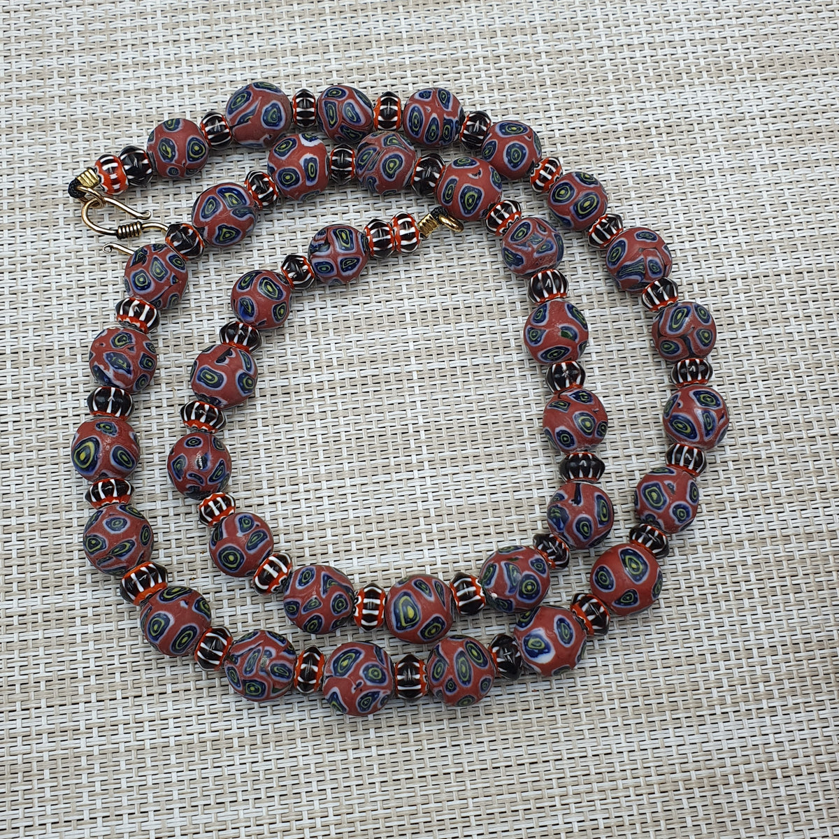 Collier de perles de verre antiques style vénitien (yeux et chevrons)
