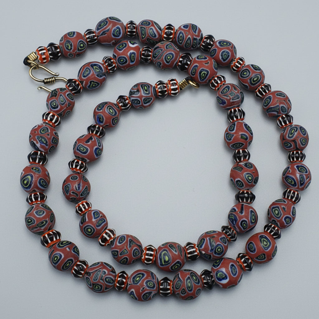 Collier de perles de verre antiques style vénitien (yeux et chevrons)