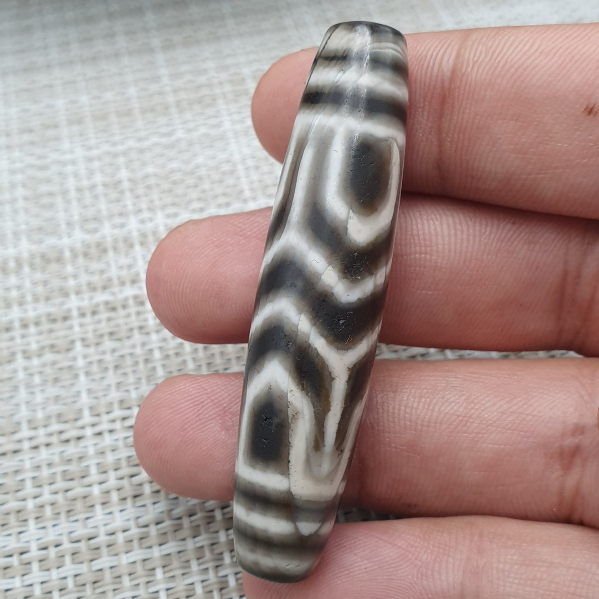 Amulette Dzi en agathe tibétaine de l'Himalaya, qualité antique supérieure, motif unique