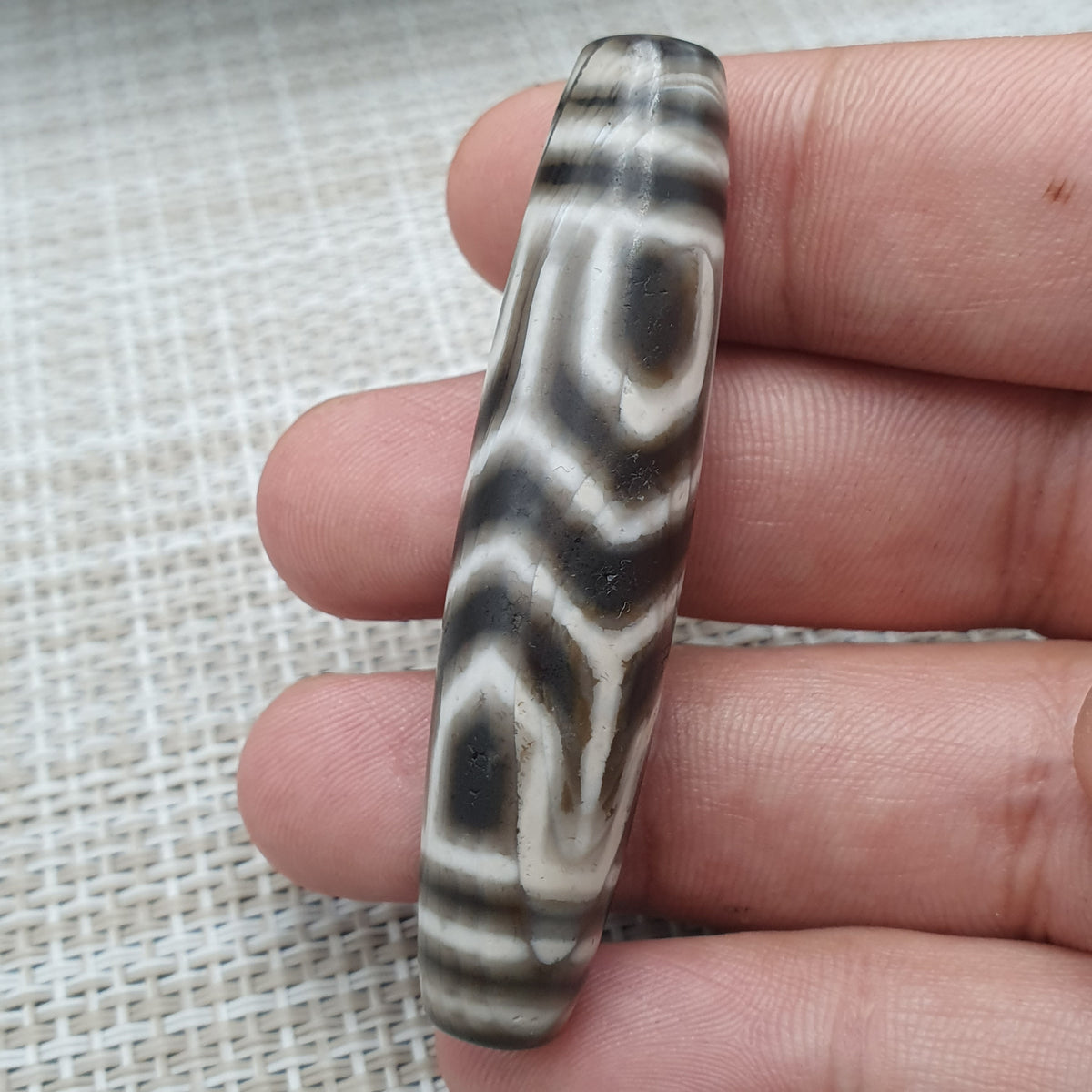 Amulette Dzi en agathe tibétaine de l'Himalaya, qualité antique supérieure, motif unique
