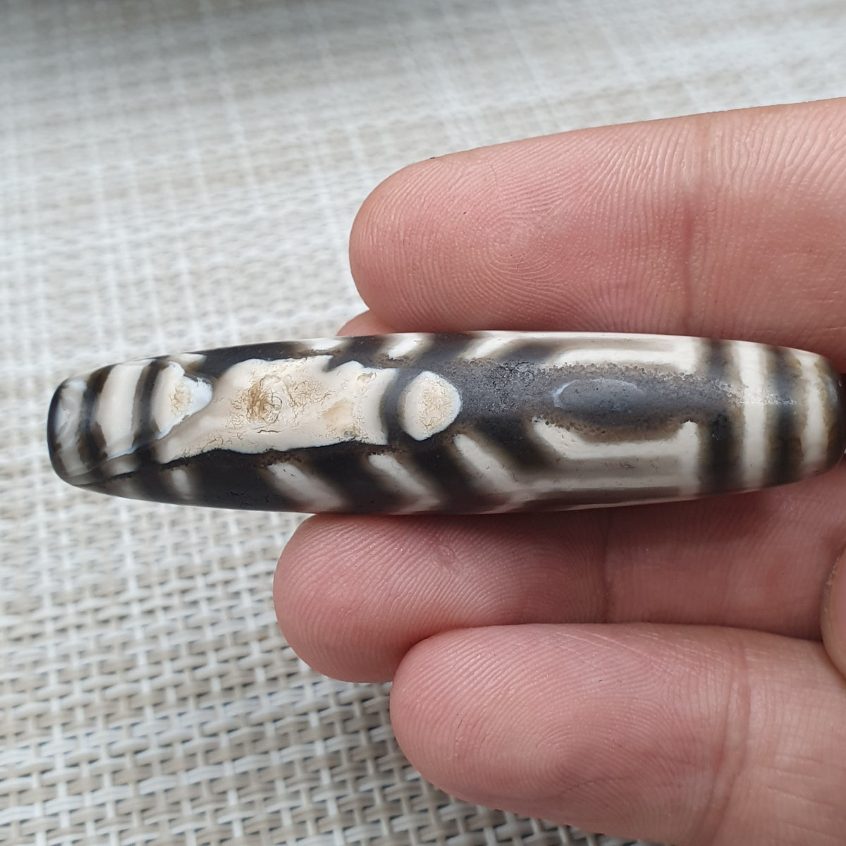 Amulette Dzi en agathe tibétaine de l'Himalaya, qualité antique supérieure, motif unique