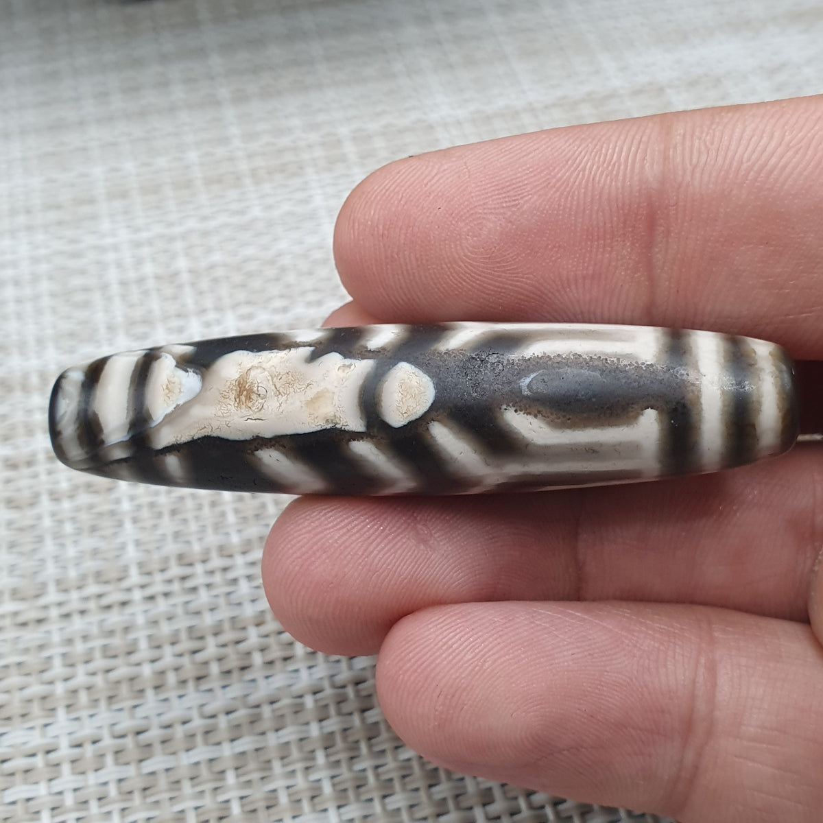 Amulette Dzi en agathe tibétaine de l'Himalaya, qualité antique supérieure, motif unique