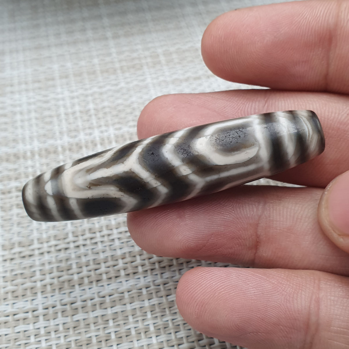 Amulette Dzi en agathe tibétaine de l'Himalaya, qualité antique supérieure, motif unique