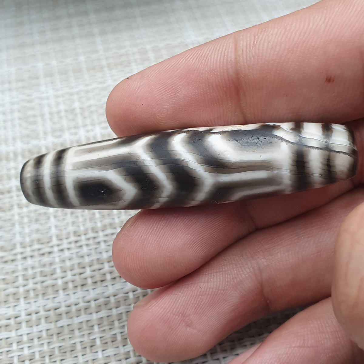 Amulette Dzi en agathe tibétaine de l'Himalaya, qualité antique supérieure, motif unique