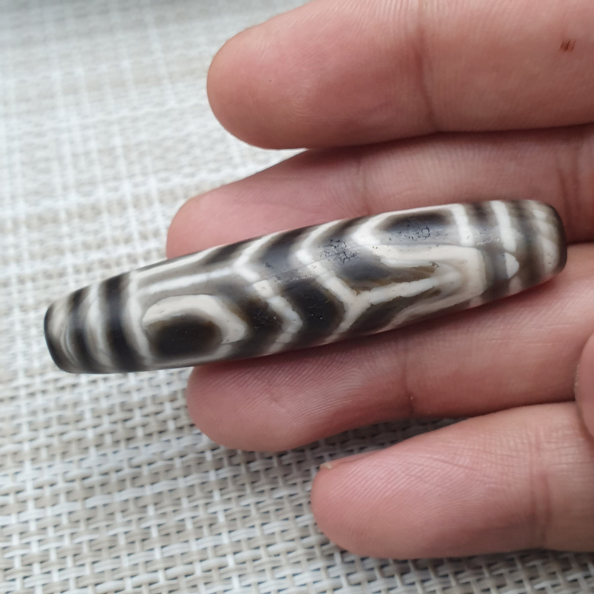 Amulette Dzi en agathe tibétaine de l'Himalaya, qualité antique supérieure, motif unique