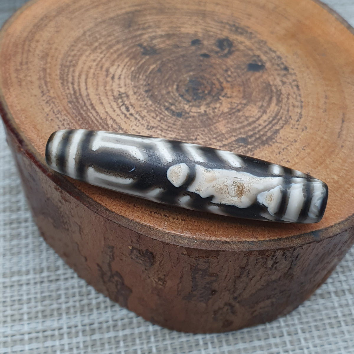 Amulette Dzi en agathe tibétaine de l'Himalaya, qualité antique supérieure, motif unique