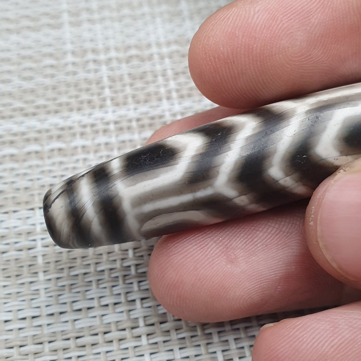 Amulette Dzi en agathe tibétaine de l'Himalaya, qualité antique supérieure, motif unique