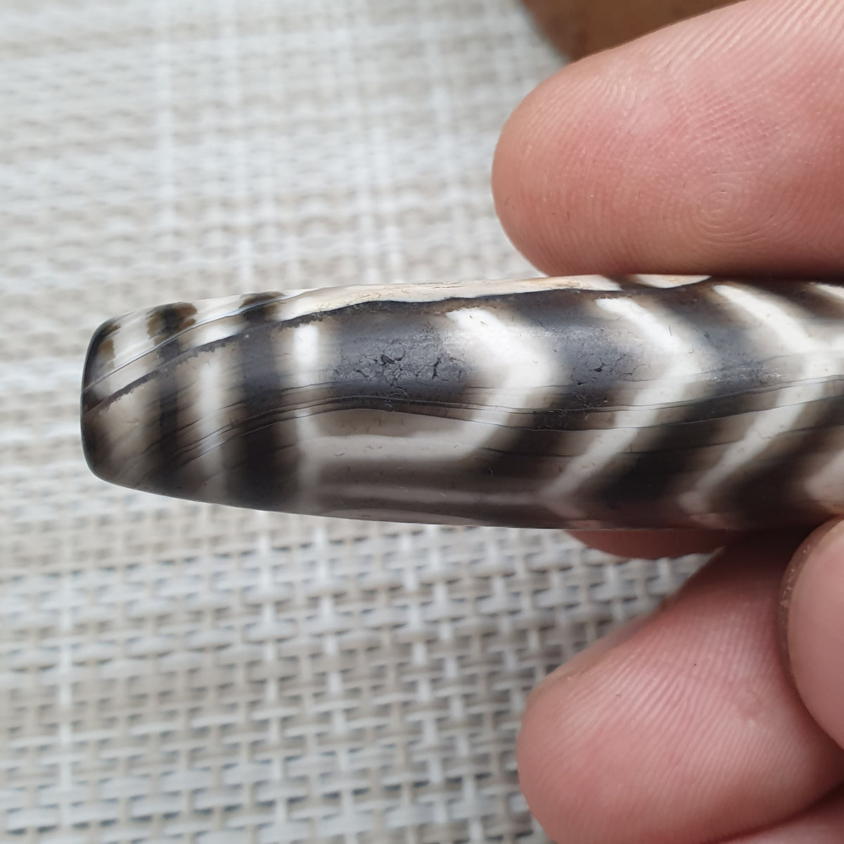 Amulette Dzi en agathe tibétaine de l'Himalaya, qualité antique supérieure, motif unique
