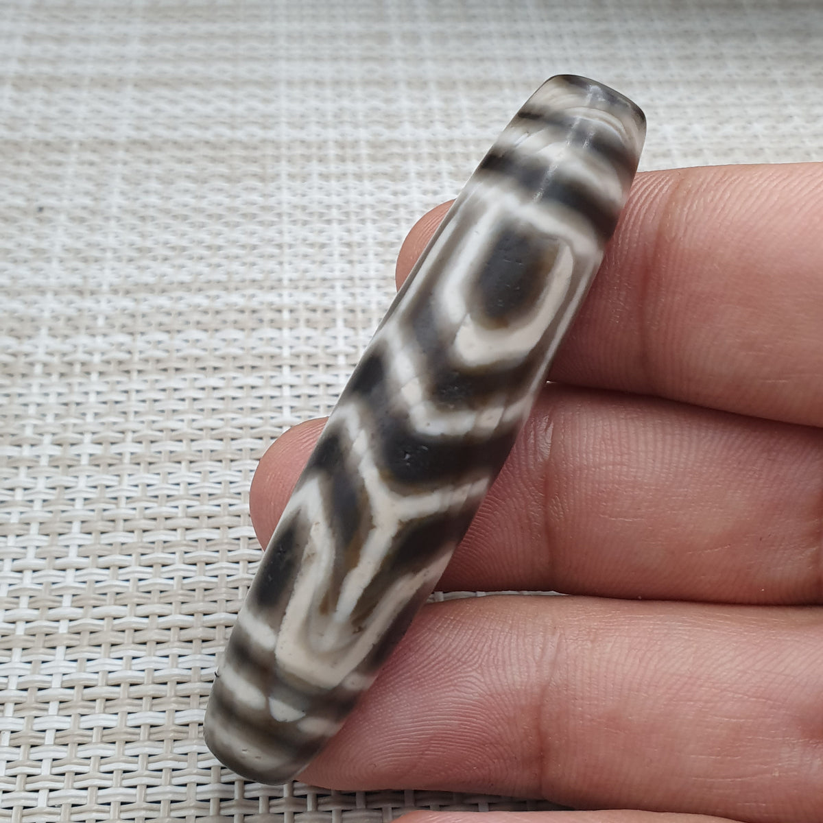 Amulette Dzi en agathe tibétaine de l'Himalaya, qualité antique supérieure, motif unique