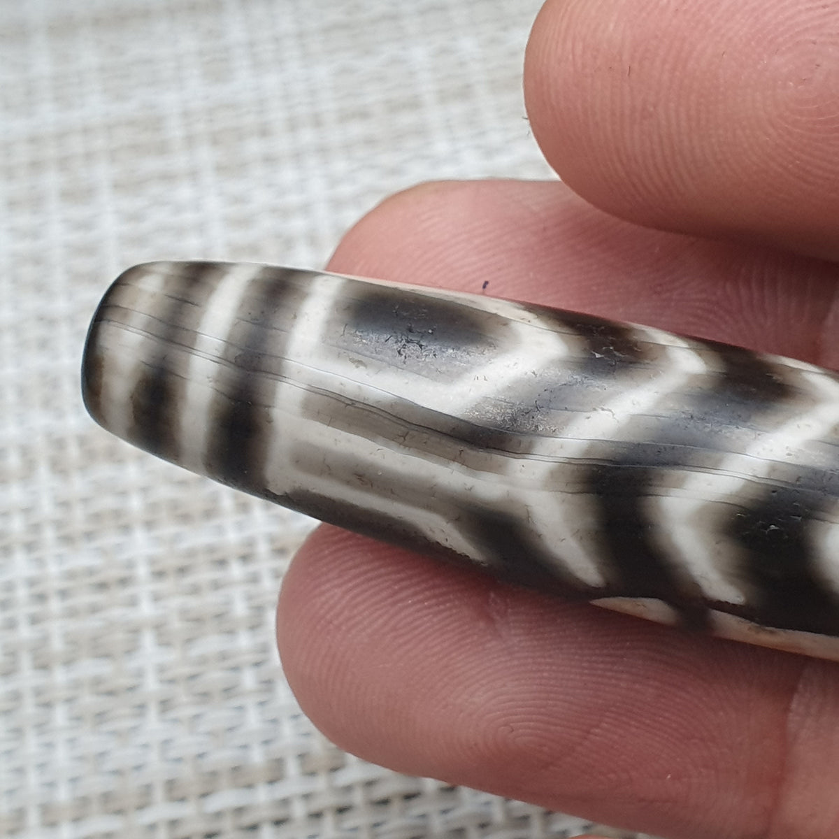 Amulette Dzi en agathe tibétaine de l'Himalaya, qualité antique supérieure, motif unique