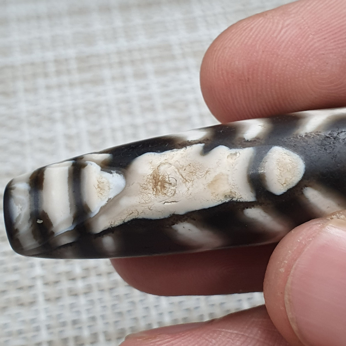 Amulette Dzi en agathe tibétaine de l'Himalaya, qualité antique supérieure, motif unique