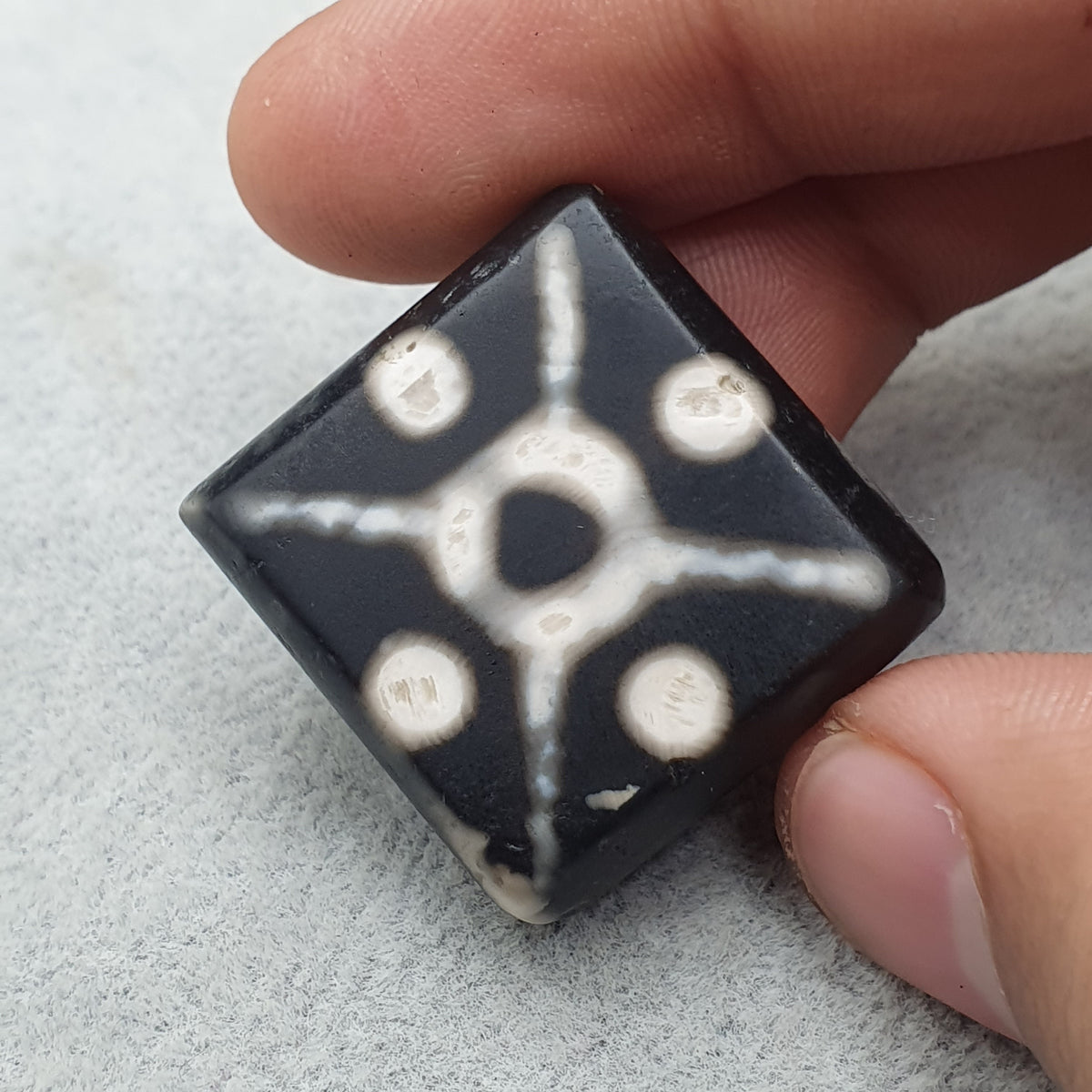 Seltene antike tibetische Dzi-Perle aus Himalaya-Achat mit 10 Augen und quadratischer Form
