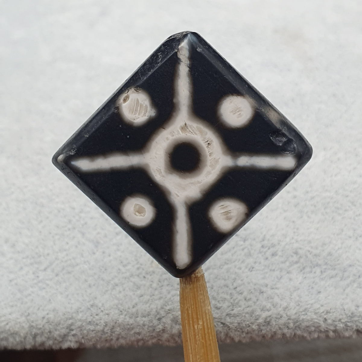 Seltene antike tibetische Dzi-Perle aus Himalaya-Achat mit 10 Augen und quadratischer Form