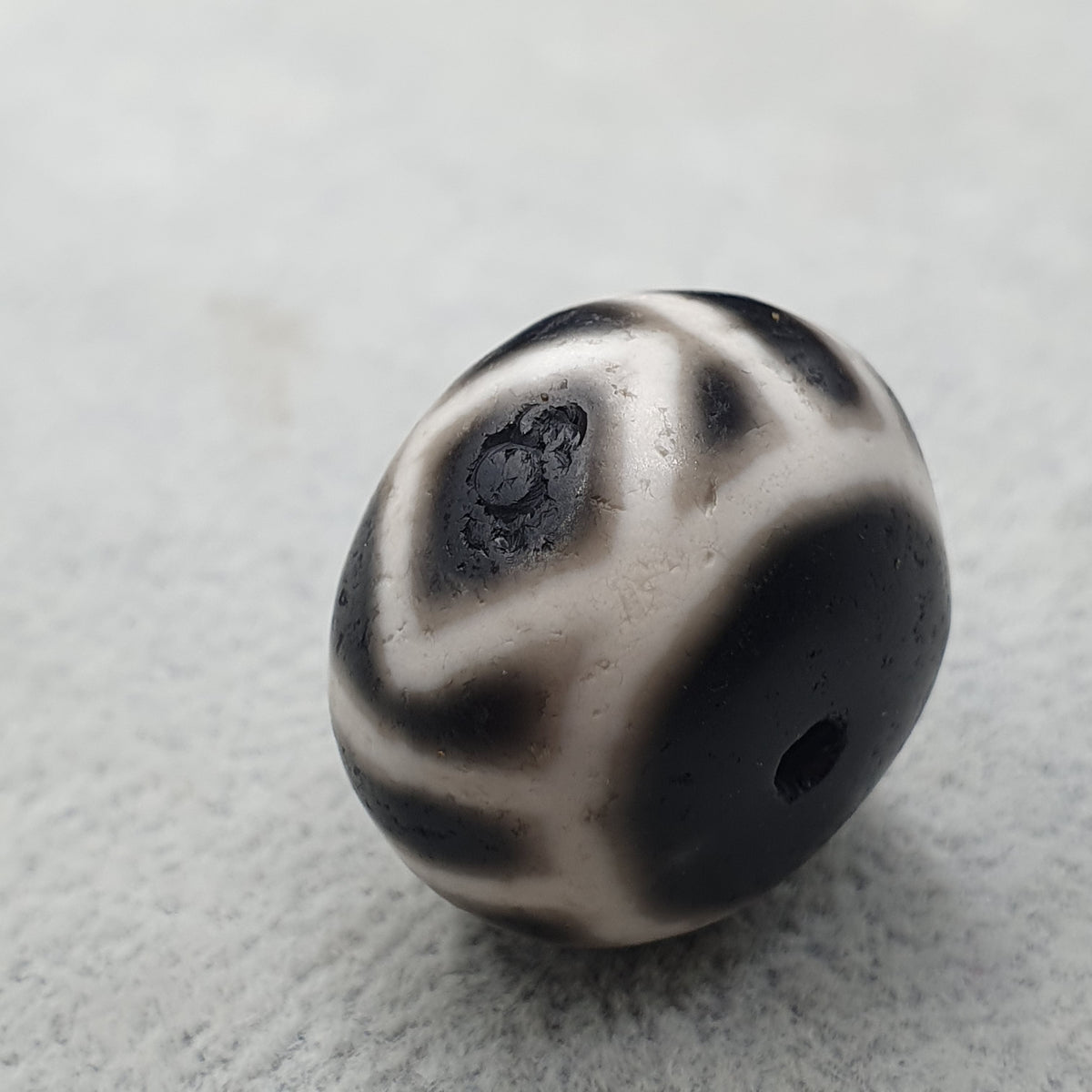 Perle d'Agate Tibétaine Himalayenne Antique de Qualité Supérieure avec Motif Yeux Unique 22,1 X 15mm