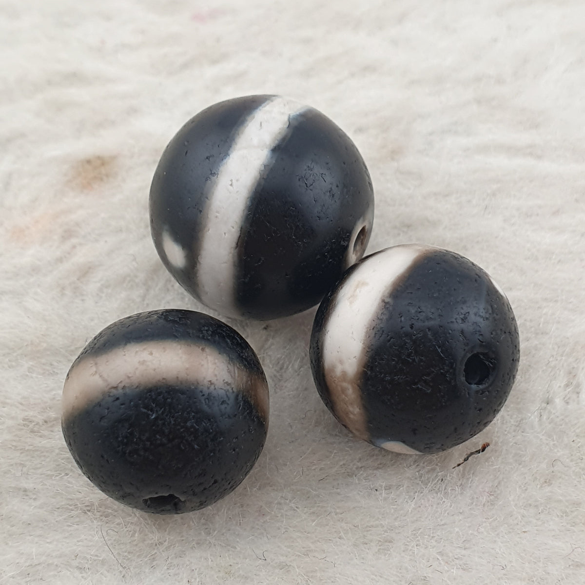 Superbe lot de 3 amulettes Dzi anciennes tibétaines de l'Himalaya, une ligne en agate Suleimani