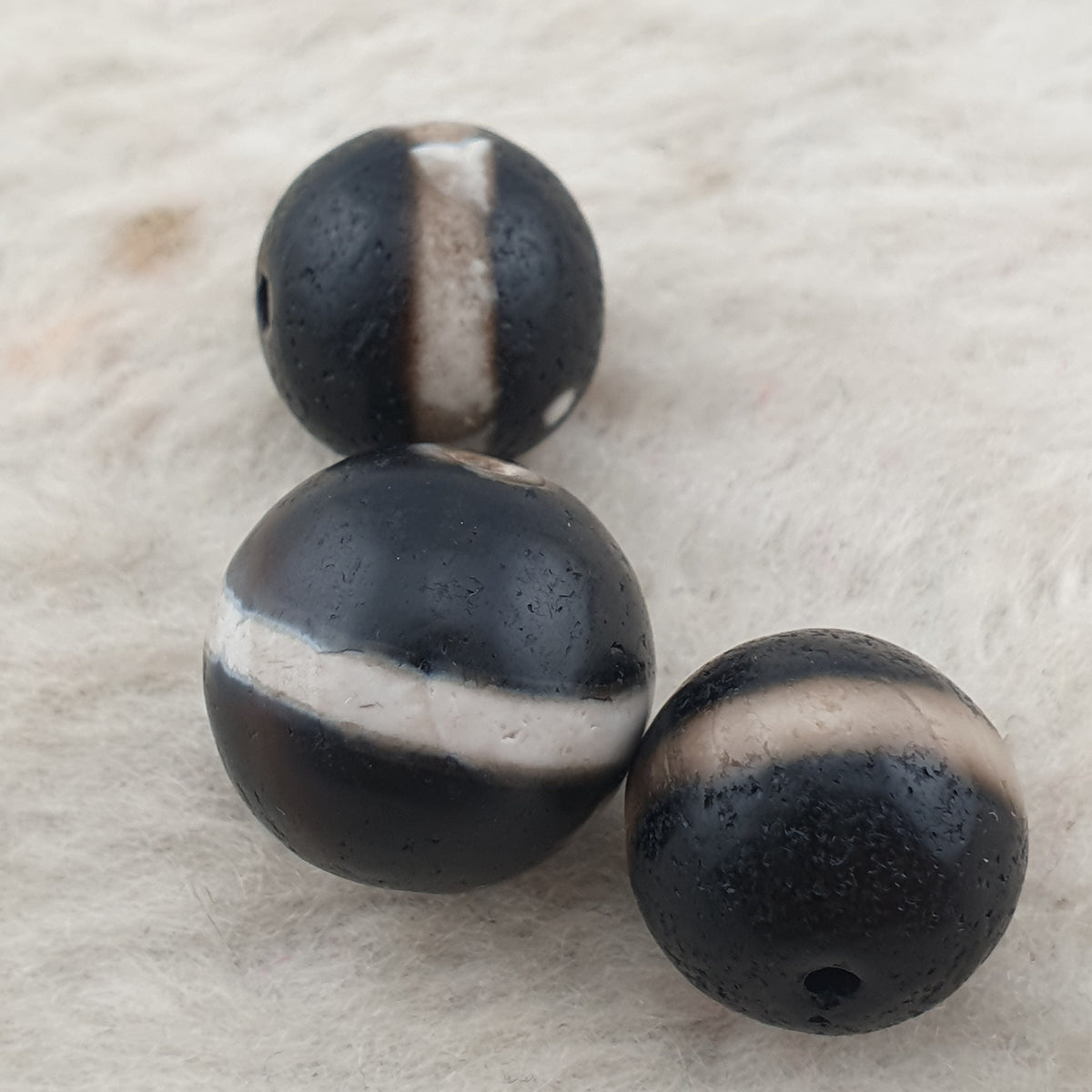 Superbe lot de 3 amulettes Dzi anciennes tibétaines de l'Himalaya, une ligne en agate Suleimani