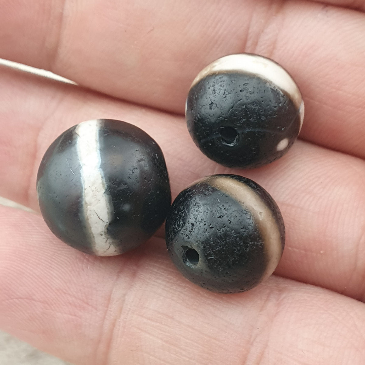 Superbe lot de 3 amulettes Dzi anciennes tibétaines de l'Himalaya, une ligne en agate Suleimani