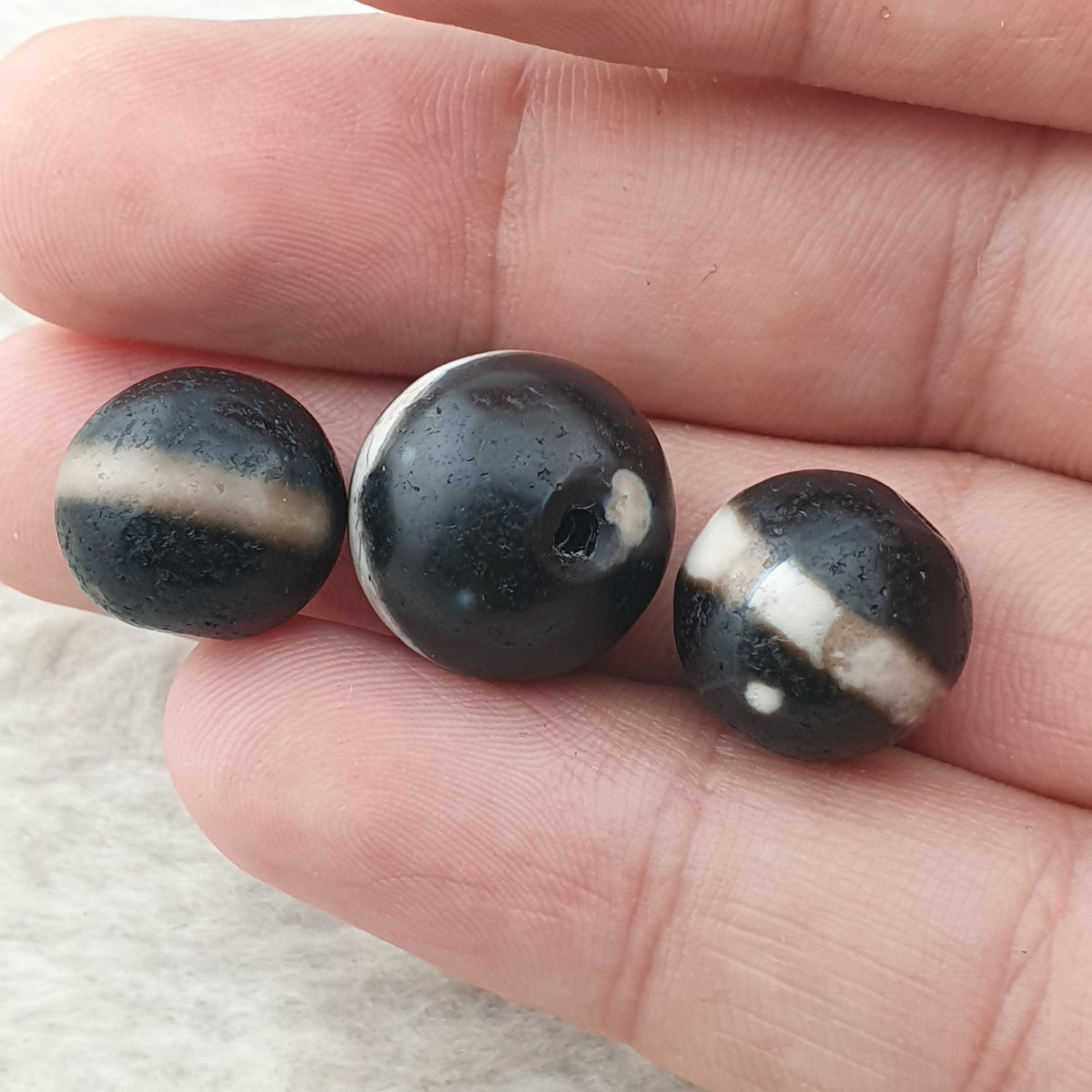 Superbe lot de 3 amulettes Dzi anciennes tibétaines de l'Himalaya, une ligne en agate Suleimani