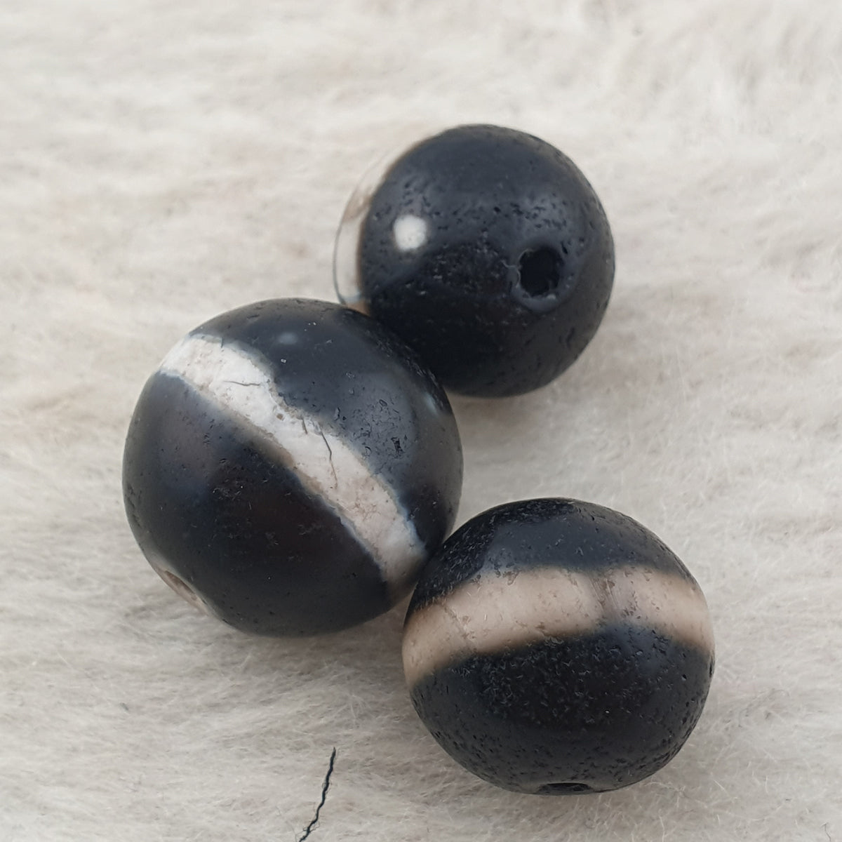 Superbe lot de 3 amulettes Dzi anciennes tibétaines de l'Himalaya, une ligne en agate Suleimani