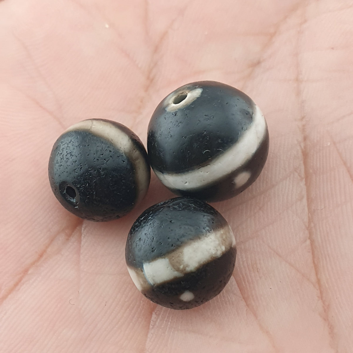 Superbe lot de 3 amulettes Dzi anciennes tibétaines de l'Himalaya, une ligne en agate Suleimani