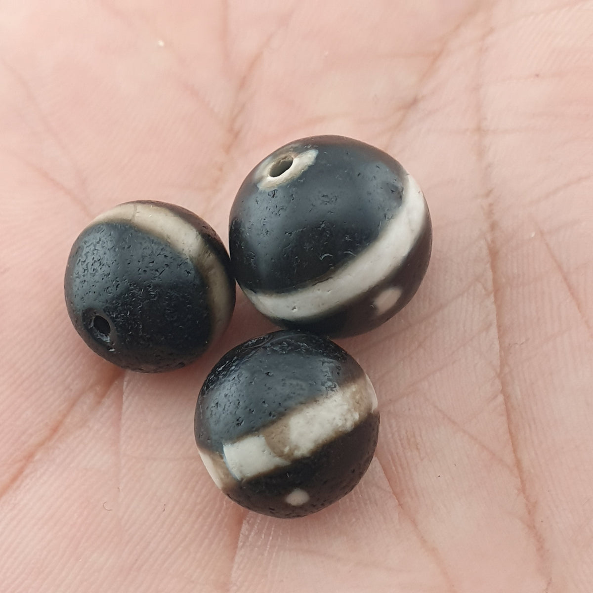 Superbe lot de 3 amulettes Dzi anciennes tibétaines de l'Himalaya, une ligne en agate Suleimani