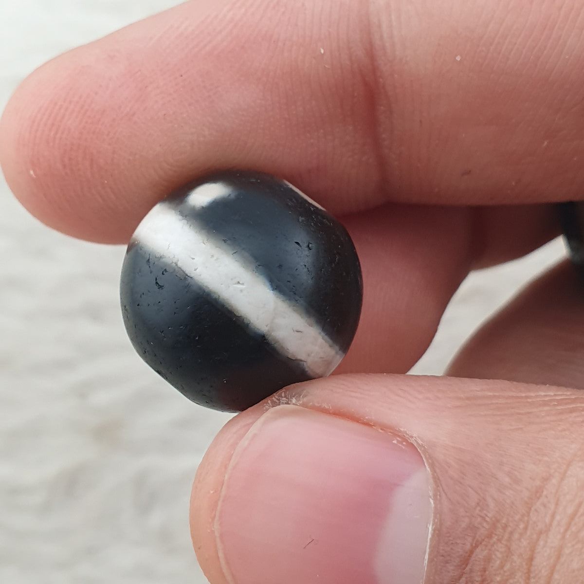 Superbe lot de 3 amulettes Dzi anciennes tibétaines de l'Himalaya, une ligne en agate Suleimani