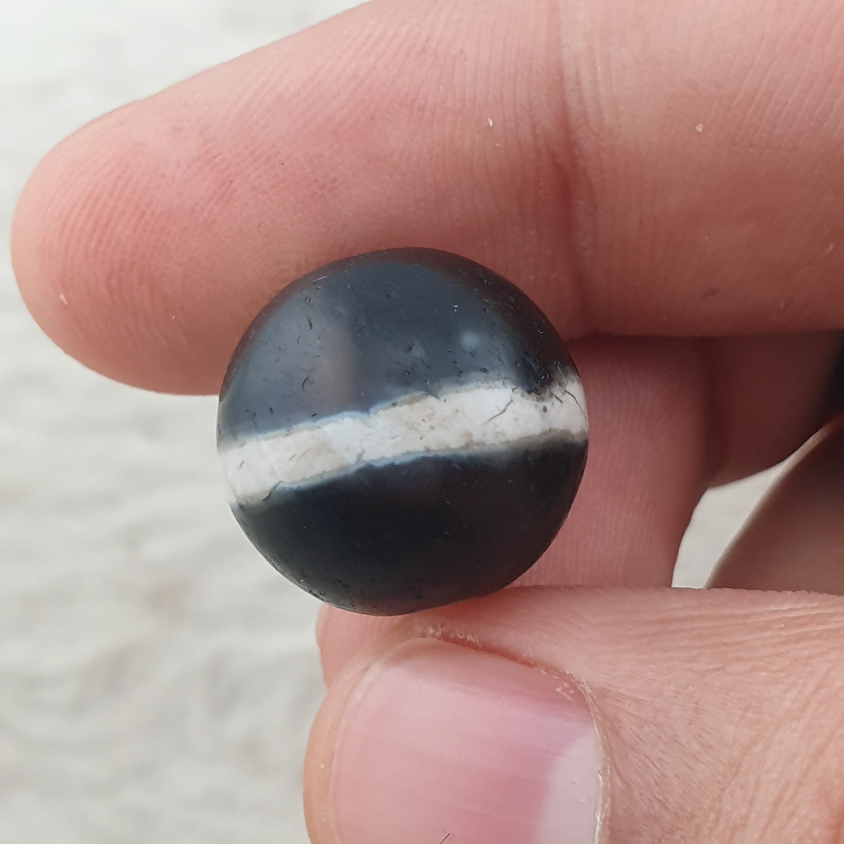 Superbe lot de 3 amulettes Dzi anciennes tibétaines de l'Himalaya, une ligne en agate Suleimani