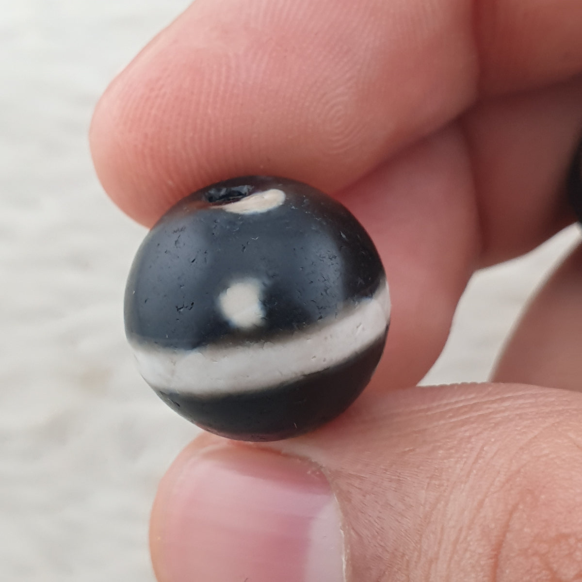 Superbe lot de 3 amulettes Dzi anciennes tibétaines de l'Himalaya, une ligne en agate Suleimani