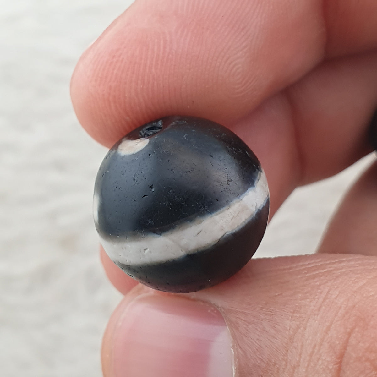 Superbe lot de 3 amulettes Dzi anciennes tibétaines de l'Himalaya, une ligne en agate Suleimani