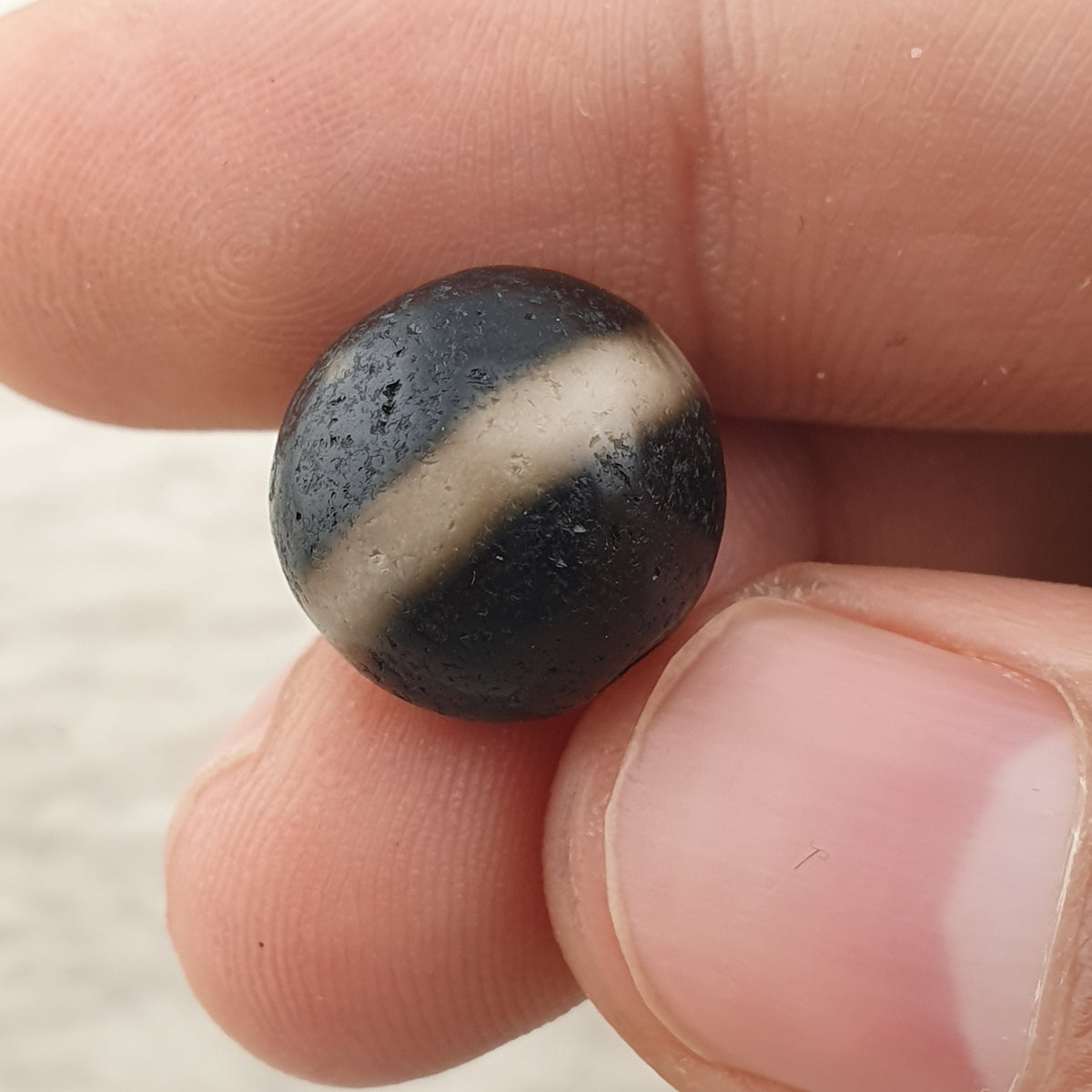 Superbe lot de 3 amulettes Dzi anciennes tibétaines de l'Himalaya, une ligne en agate Suleimani
