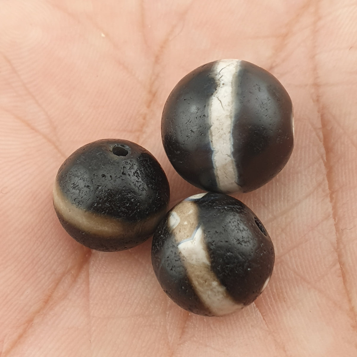 Superbe lot de 3 amulettes Dzi anciennes tibétaines de l'Himalaya, une ligne en agate Suleimani